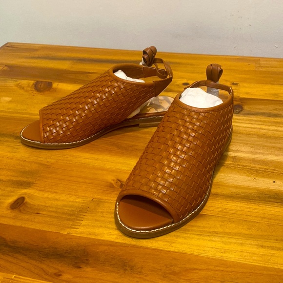 $15 MOVING SALE - NWB Kelsi Dagger Stockholm Braided/Woven Open Toe Flat Sandals - Picture 3 of 8